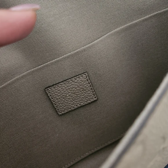 Louis Vuitton bag - Picture 9 of 13